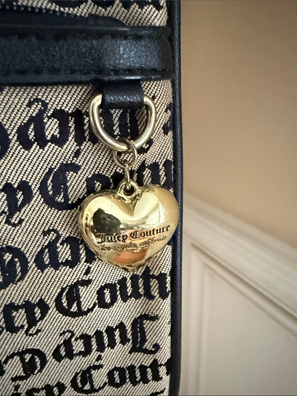 Juicy Couture Black & Cream Logo Crossbody Pouch - Picture 9 of 10